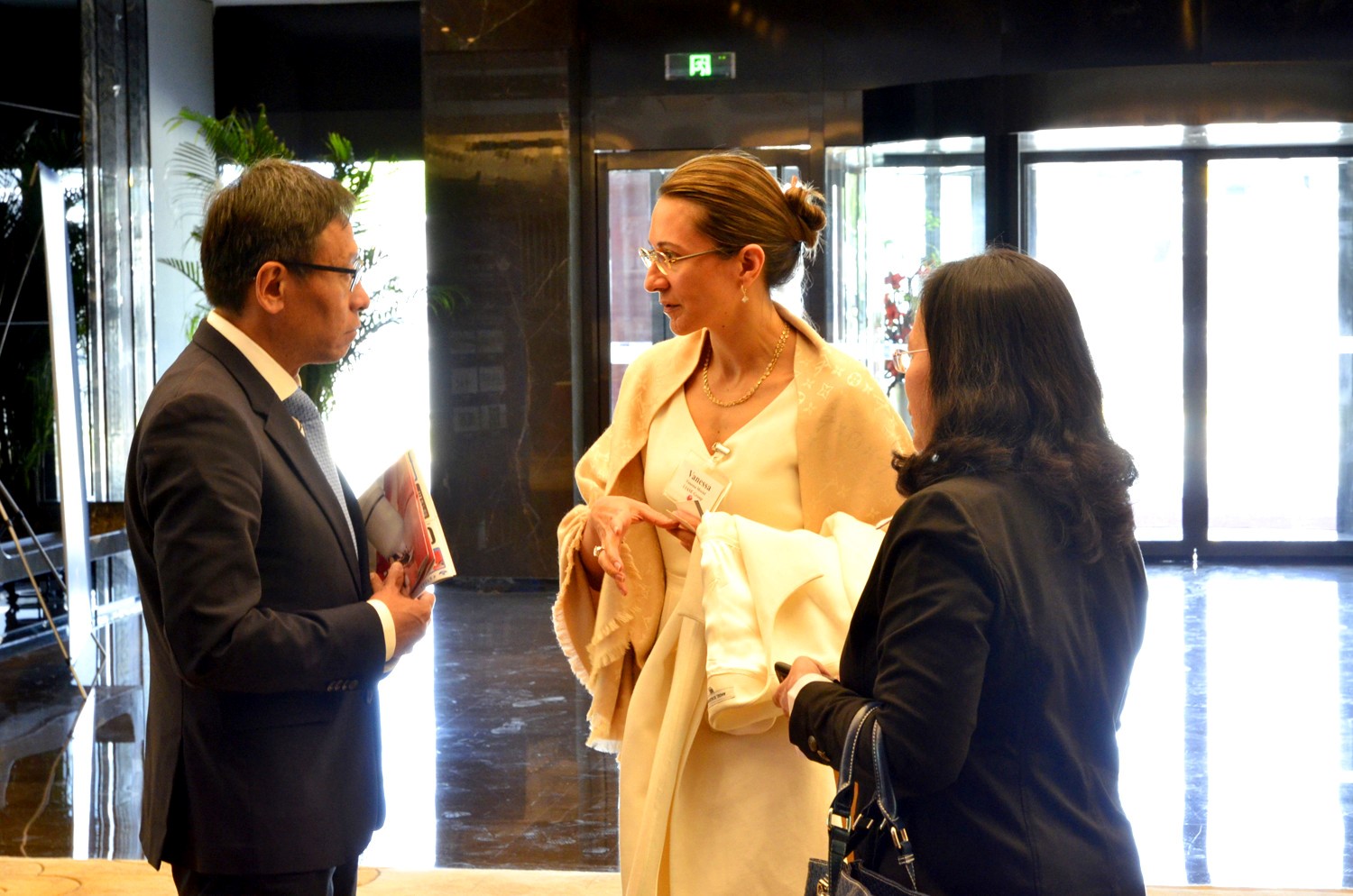 Zhang Jiyu (长寄语) Chairman of CH-AUTO Technology Co. Ltd speaking with Vanessa Moriel, LIASE Group Managing Director Asia and Melania Wu, LIASE Group, Head of Beijing Office.