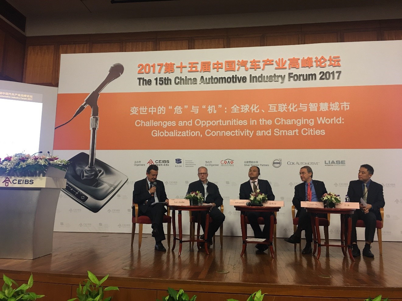 Left to right: Mr. Ivan Hodac, Founder and President, Aspen Institute Prague; Mr. Jeffrey Sampler, Adjunct Professor of Management, CEIBS; Mr. Yuan Mingxue, Vice President, Changan Automobile; Mr. Christophe de Charantenay, Managing Director, Renault (Beijing) Automotive Co. Ltd., Vice President, Chinese Business Office of Renault China; Mr. Xu Qian, Director of AlixPartners, Head of Automotive Practice for Greater China.