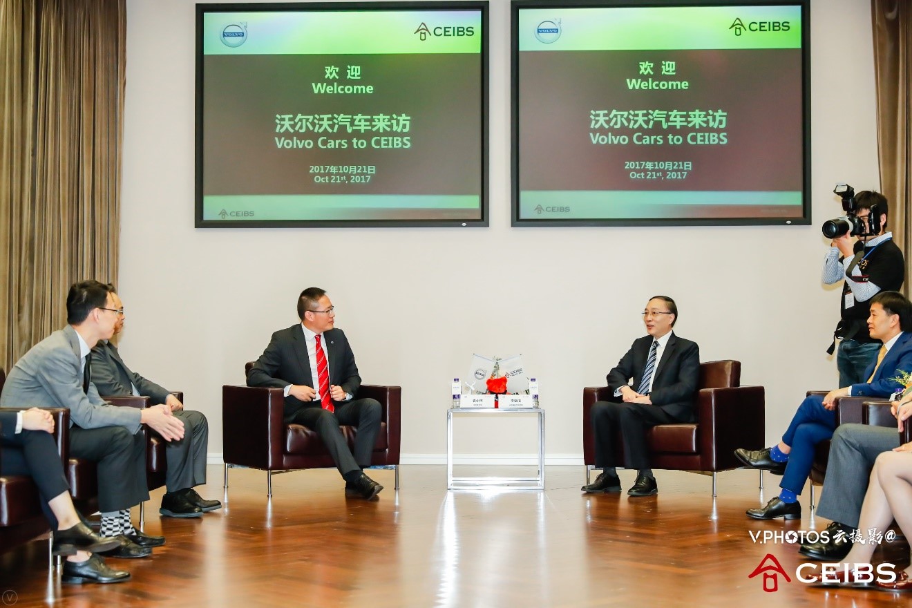 Mr. Yuan Xiaolin, Senior Vice President, Asia Pacific, Volkswagen AG (left) and Dr. Li Mingjun, President, CEIBS (right). 