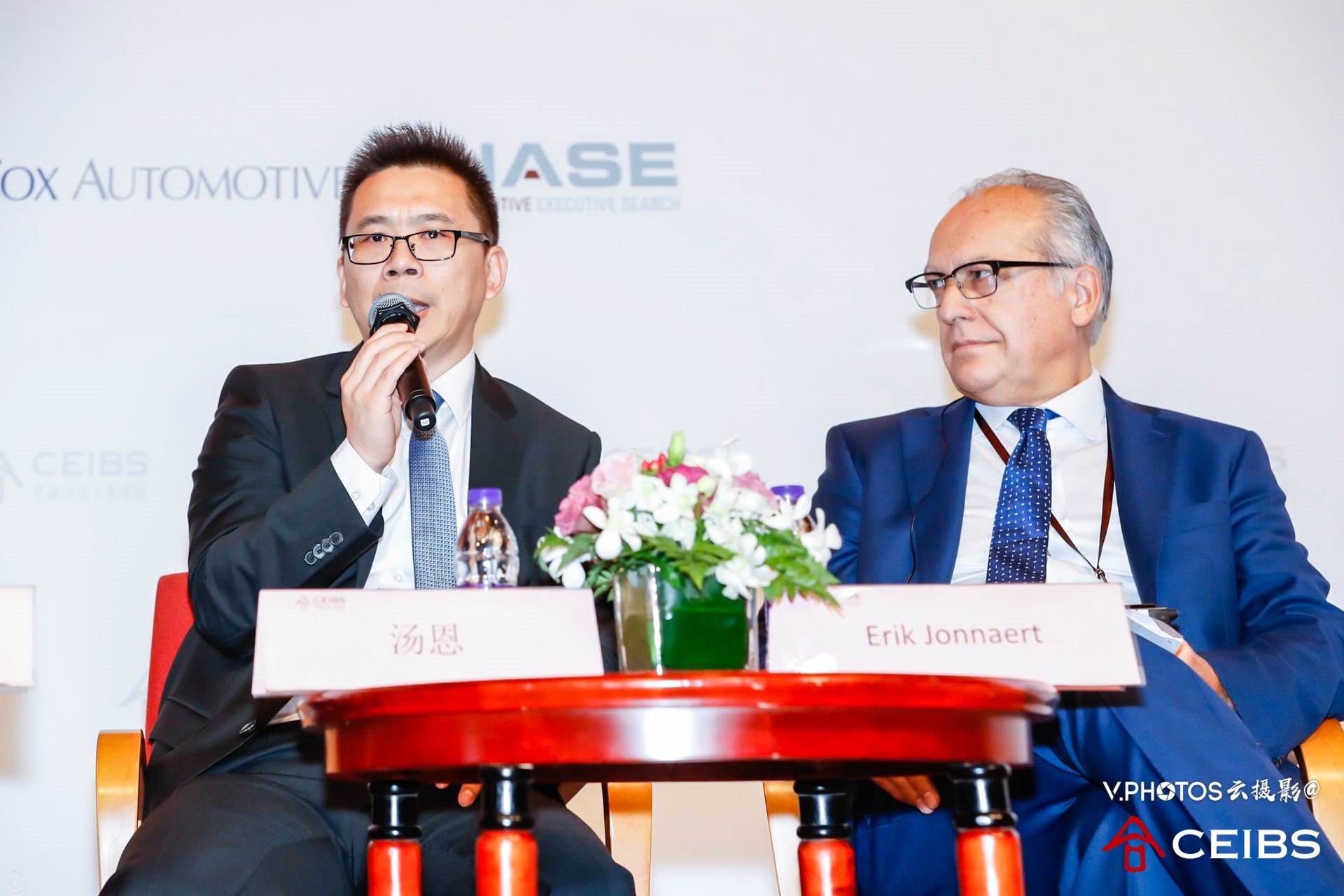 Mr. Enno Tang, President and CEO, Continental China (left) and Mr. Erik Jonnaert, Secretary General, European Automobile Manufacturers Association (right).